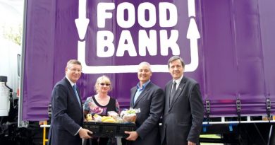 Premier Napthine presents Foodbank truck